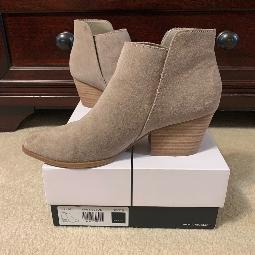 🔥🔥CLEARANCE SALE!!Dolce Vita suede boots booties. Suede tan 9
